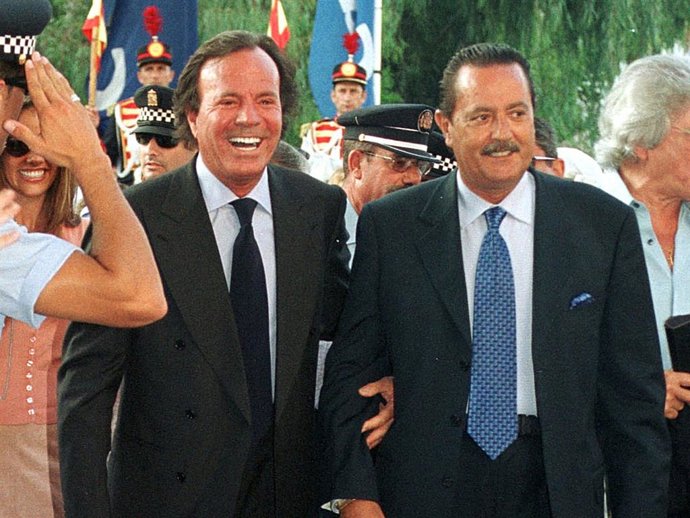 JULIO IGLESIAS INAUGURA UNA CALLE CON SU NOMBRE EN MARBELA EN IMÁGENES DE ARCHIVO