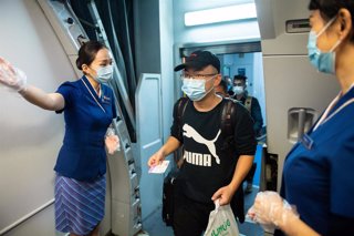 Archivo - Pasajeros de un vuelo en China.