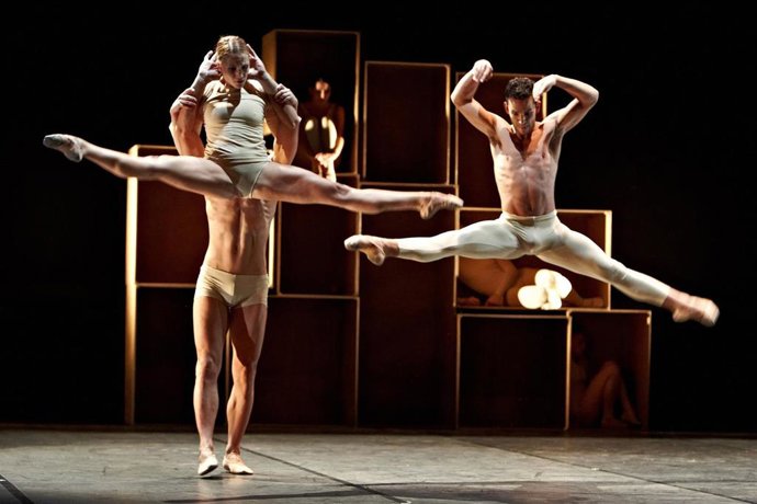 Archivo - Una de las actuaciones de la compañía LaMov