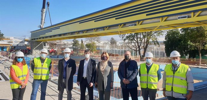 El edil delegado de Transición Ecológica y Deportes del Ayuntamiento de Sevilla, David Guevara, durante una visita a las obras del centro deportivo de Torreblanca.