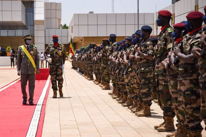 Archivo - 07 June 2021, Mali, Bamako: New interim Malian President, Colonel Assimi Goita, salutes members of the Malian Armed Forces following his swearing in ceremony at the International Conference Center of Bamako. Goita, who led a coup against the g
