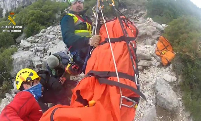 Guardia Civil y Bomberos de Mallorca rescatan a un varón que sufrió un ictus en el Puig de Galatzó.