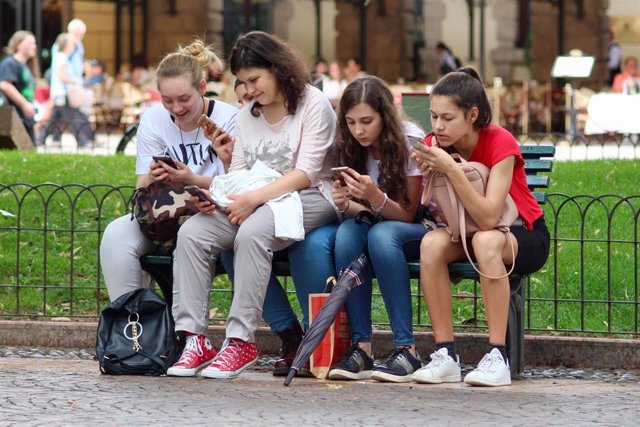 Adolescentes usando el smartphone.