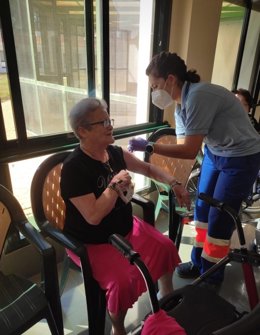 Archivo - Administración de la tercera dosis de la vacuna contra en Covid-19 en residencias.