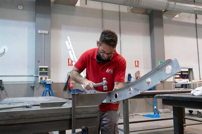 Archivo - Un operario de M&M Aeronáuticos