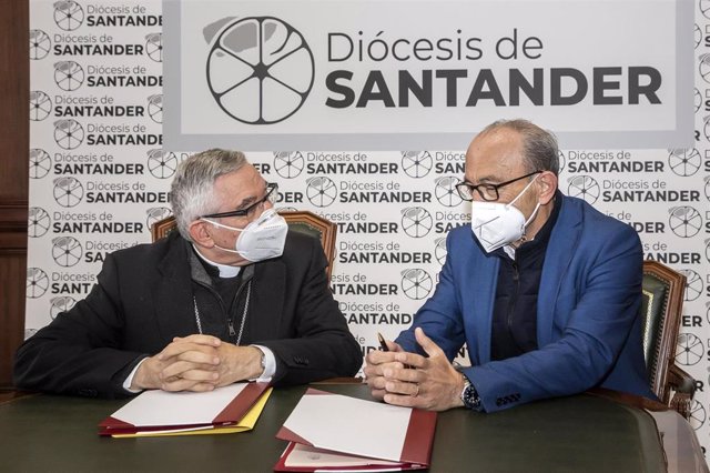 El consejero de Turismo, Javier López Marcano, firma un convenio con el obispo de Santander, Manuel Sánchez Monge, para la recuperación del edificio del monasterio de Santo Toribio y su entorno