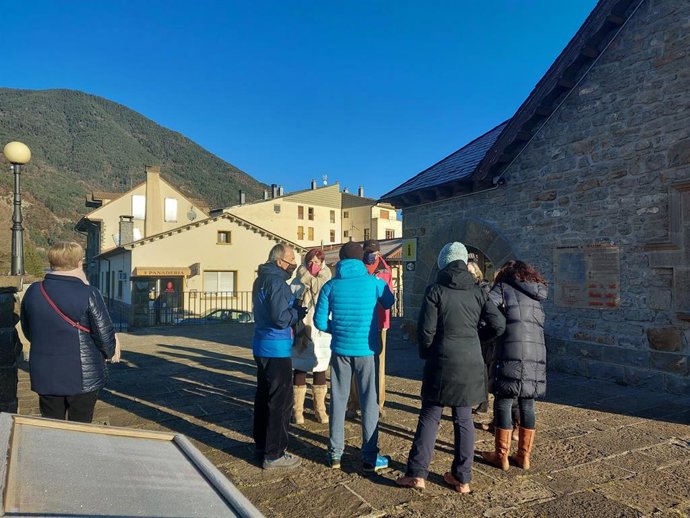 Vecinos de Biescas hacen fila para adquirir los abonos de la IX Muestra de Teatro Amateur Villa de Biescas, que comienza el 29 de enero de 2022