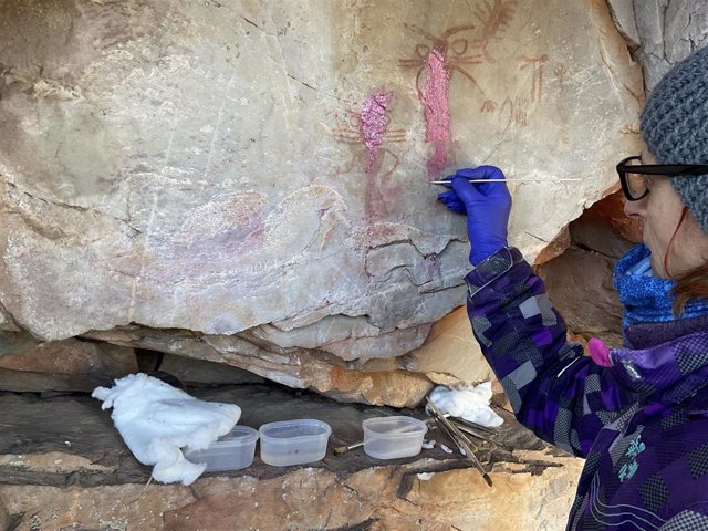 Trabajo de restauración de las pinturas rupestres del yacimiento del Vacas del Retamoso tras un acto vandálico