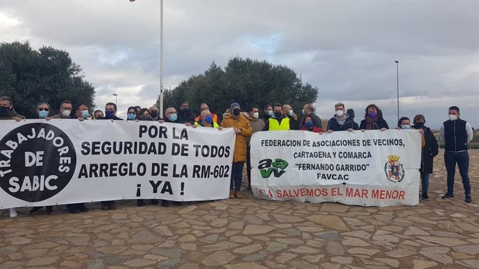 Traabajadores de Sabic y vecinos y vecinas de La Aljorra se han concentrado esta mañana en la rotonda de Las Banderas