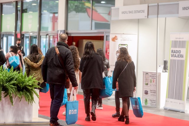 Asistentes a su llegada a Fitur durante el primer día de apertura al público general de la 42ª edición de la Feria Internacional del Turismo, Fitur 2022, en Ifema Madrid