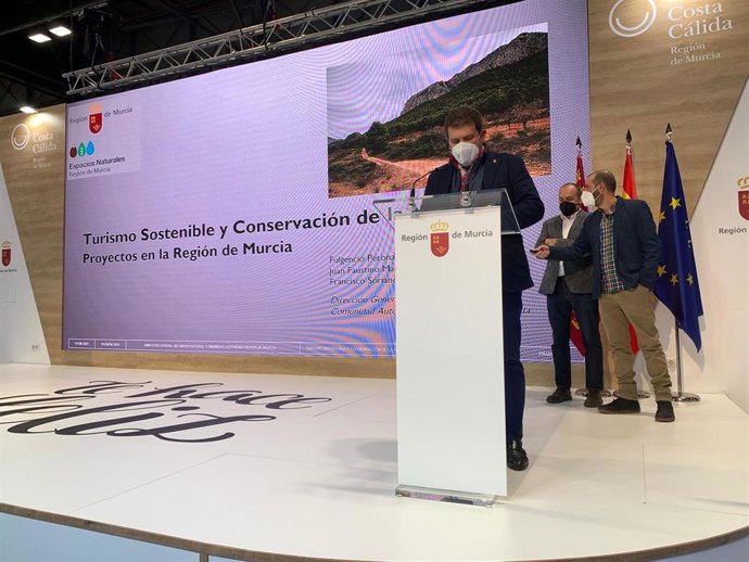 El director general del Medio Natural, Fulgencio Perona, presentó hoy en Fitur las experiencias que la Comunidad Autónoma lleva a cabo en materia de turismo sostenible