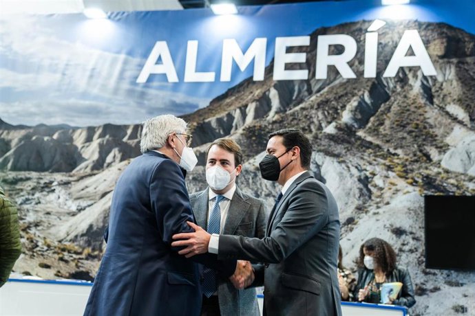 El presidente de la Diputación, Javier Aureliano García, el diputado de Turismo, Fernando Giménez, y el presidente de la Federación Española de Golf, Gonzaga Escauriaza, en un encuentro en Fitur