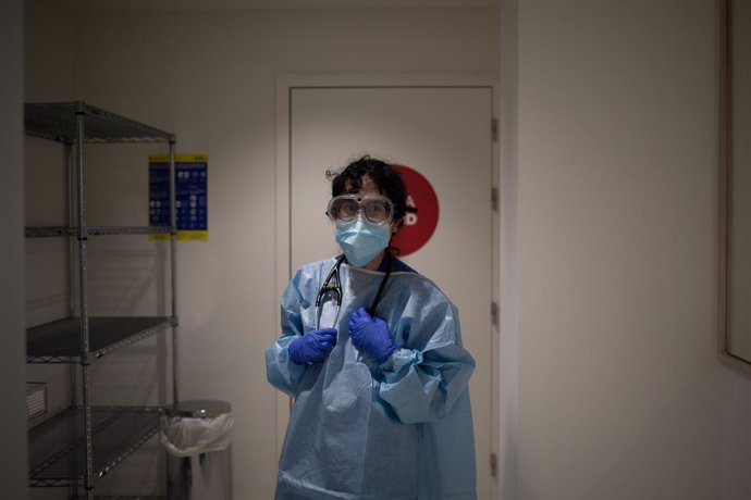 Archivo - Arxivo - Una infermera a l'hospital Vall d'Hebron, a Barcelona.