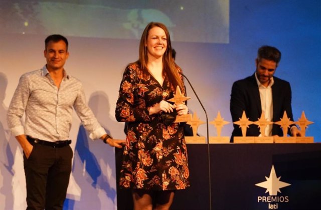 La bloguera burgalesa Rebeca Serna recoge el premio IATI al mejor blog con contenido de España.