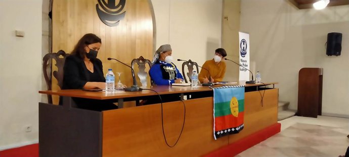 Las nacionalistas Ana Miranda y Ana Pontón en una conferencia junto a la activista chilena Elena Loncón