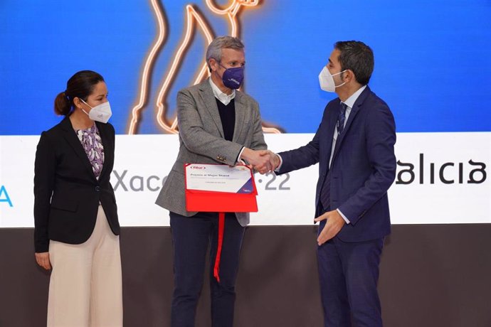 El vicepresidente primero de la Xunta, Alfonso Rueda, recibe el premio en Fitur