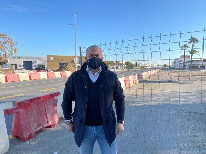 El parlamentario de Ciudadanos por Huelva, Julio Díaz, en las obras en el cruce que enlaza La Palma del Condado y Valverde del Camino