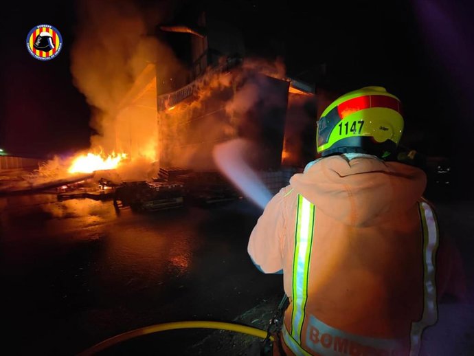Bomberos trabajan en la extinción de una fábrica en Massalavés