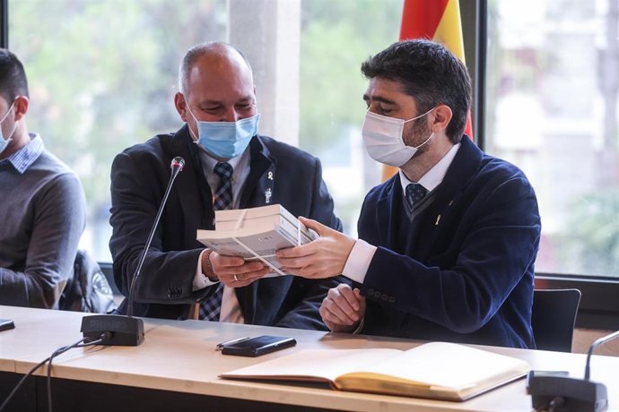 El vicepresident de la Generalitat y conseller de Políticas Digitales y Territorio, Jordi Puigneró, y el alcalde de Prats de Lluans (Barcelona), Jordi Brunch