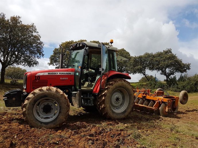 Archivo - Un tractor en tareas agrícolas en una explotación extremeña.