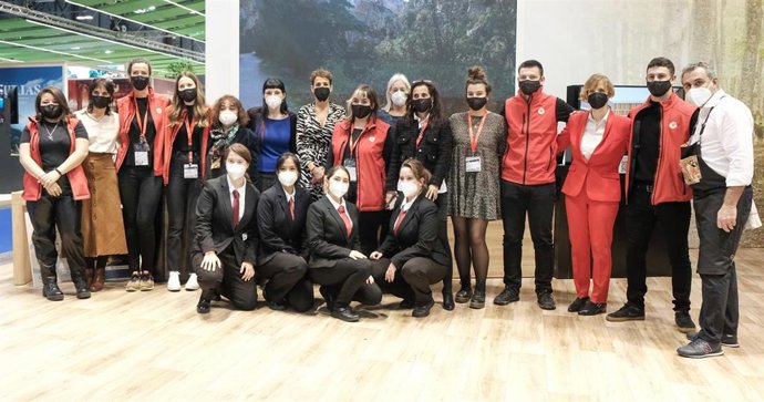 La presidenta del Gobierno foral, María Chivite, y autoridades posan con las personas que atienden el stand de Navarra en FITUR