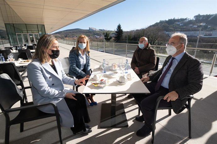 La conselleira de Infraestruturas e Mobilidade, Ethel Vázquez, y el alcalde, Xosé Sánchez Bugallo, participan en el acto de presentación de la cafetería de la estación intermodal.