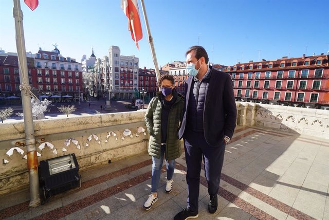 El alcalde de Valladolid, Óscar Puente, con la secretaria de Estado de Fomento del Turismo, Michelle Fridman Hirsch, en el balcón del Ayuntamiento.