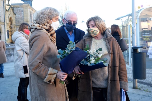 La presidenta de la fundación y viuda de Gregorio Ordóñez, Ana Iríbar (1i), y la presidenta de COVITE, Consuelo Ordóñez (1d), llevan flores para colocar en la tumba de Gregorio Ordóñez, a 22 de enero de 2022, en San Sebastián, Euskadi (España). 