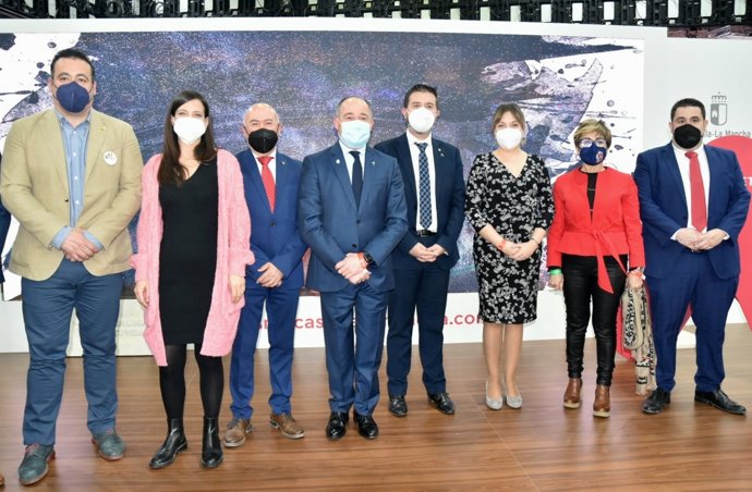 El presidente de la Diputación de Albacete, Santi Cabañero, junto a los representantes de los municipios de la provincia que han presentado sus atractivos turísticos en Fitur