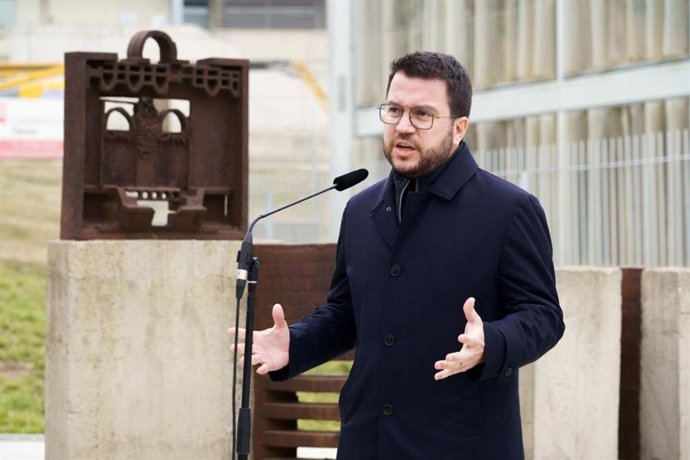 El presidente de la Generalitat, Pere Aragons, en declaraciones a los medios en Vic (Barcelona).