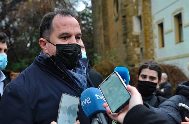 El presidente del PP vasco, Carlos Iturgaiz, ofrece declaraciones a los medios en el homenaje a José Ignacio Iruretagoyena, concejal de PP en Zarautz, en el Parque de las Rosaleda, en Zarautz, Guipúzcoa, Euskadi, (España). 