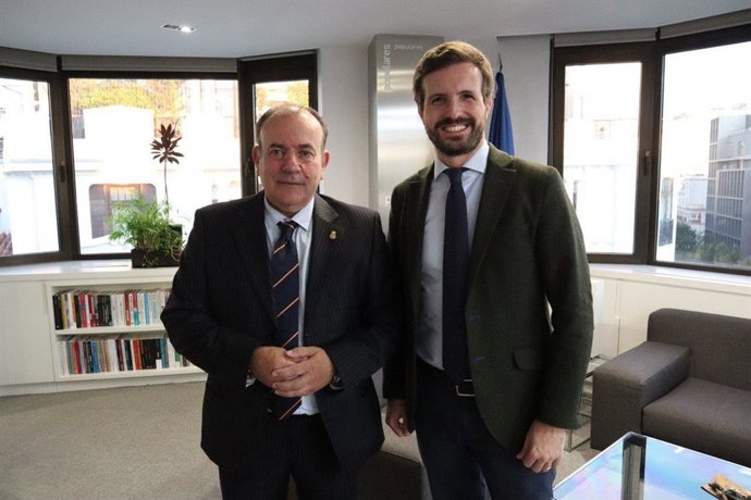 Archivo - El presidente de la Real Federación Española de Caza, Manuel Gallardo, y el líderl PP, Pablo Casado