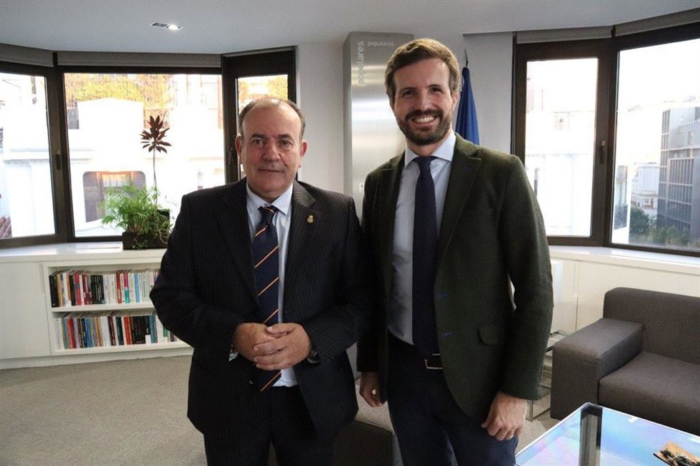 Archivo - El presidente de la Real Federación Española de Caza, Manuel Gallardo, y el líderl PP, Pablo Casado