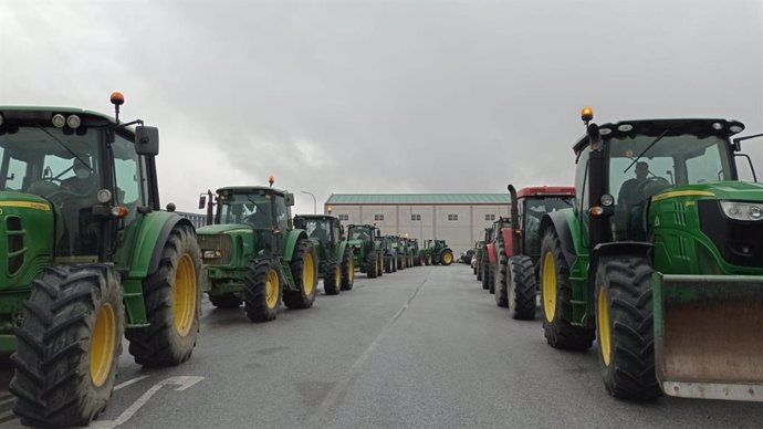 Tractores en la protesta contra el trazado de la nueva línea Caparacena-La Ribina