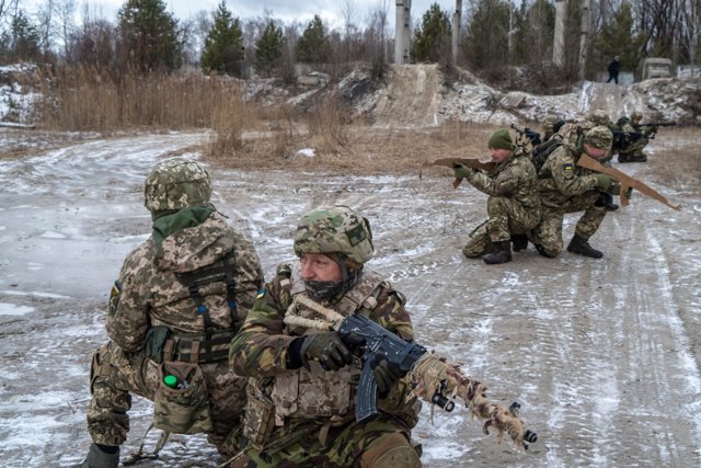 Miembros de las llamadas Unidades de Defensa Territorial de Kiev