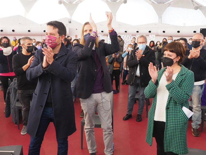 El ex vicepresidente del Gobierno, Pablo Iglesias, aplaude junto a los candidatos de Unidas Podemos por Valladolid, Pablo Fernández y María Sánchez, en la Cúpula del Mileno de Valladolid.