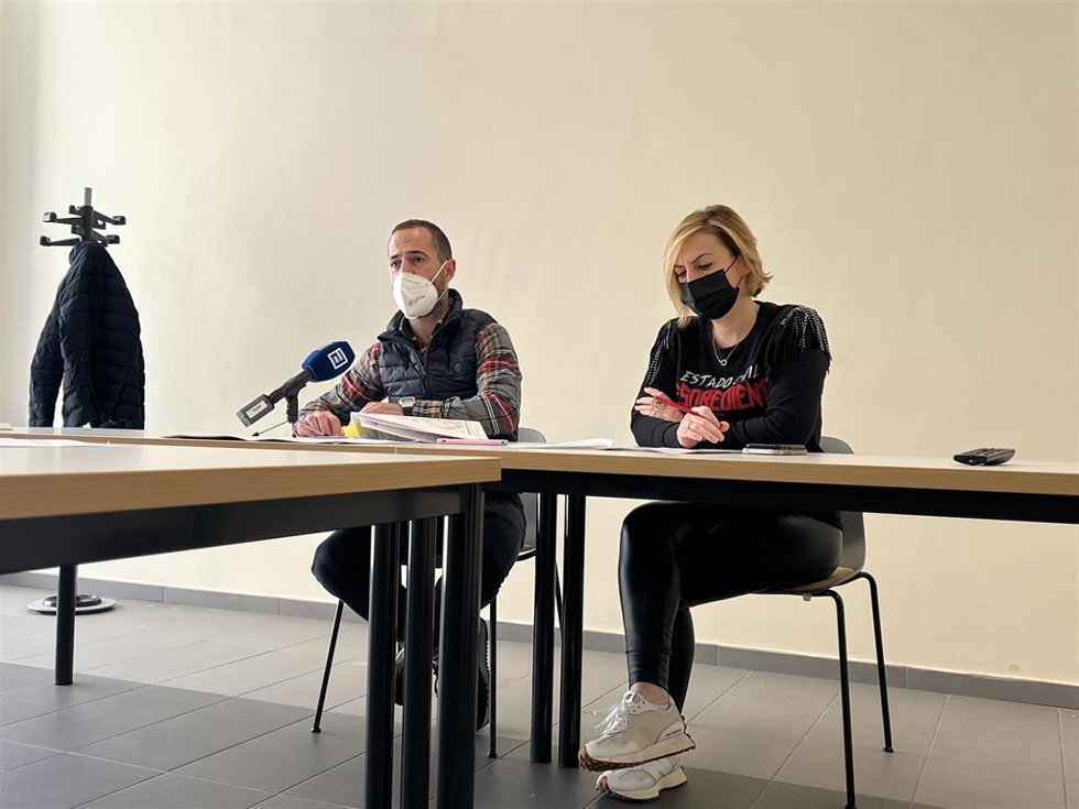 El alcalde de Siero, Ángel García, y la concejala de Urbanismo, Susana Madera en rueda de Prensa.