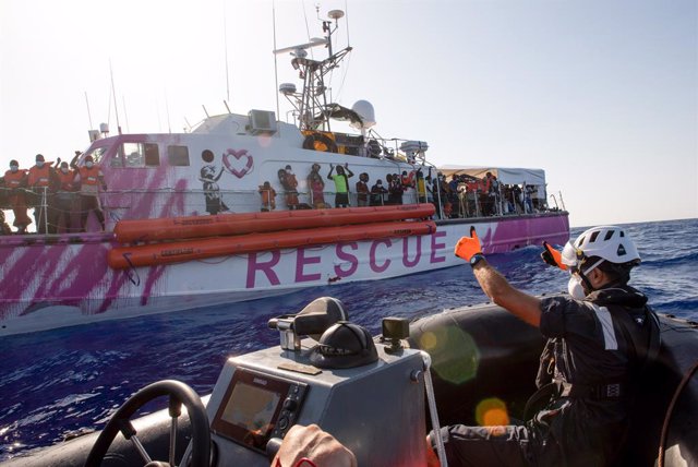 Archivo - HANDOUT - 29 August 2020, ---, --: Migrant rescue ship "Louise Michel", painted by Street artist Banksy, transfers more than 150 rescued people in the Mediterranean to the rescue ship Sea Watch 4. Photo: Chris Grodotzki/Sea-Watch.org/dpa - ATTEN