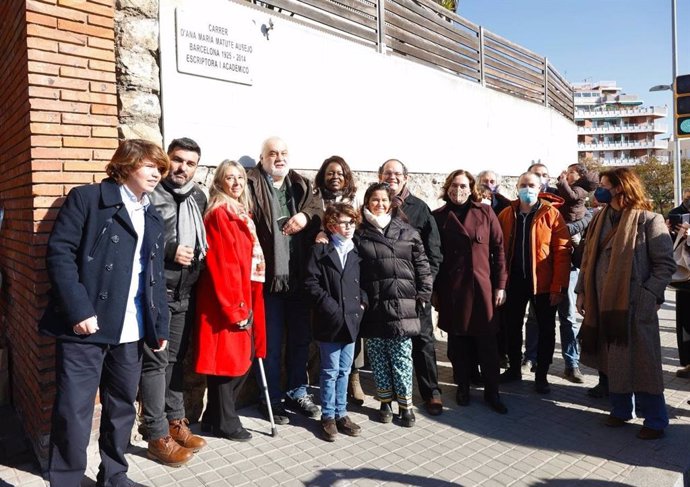 Acte de nomenament del carrer Ana María Matute Ausejo, al que han assistit l'alcaldessa de Barcelona, Ada Colau, i els regidors Eloi Badia, Rosa Alarcón i Jordi Rabasa