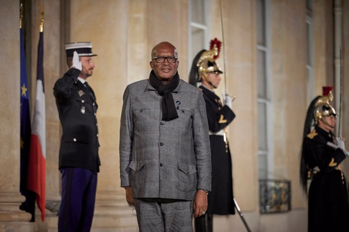 Archivo - El presidente de Burkina Faso, Roch Marc Christian Kaboré, en una reunión en París