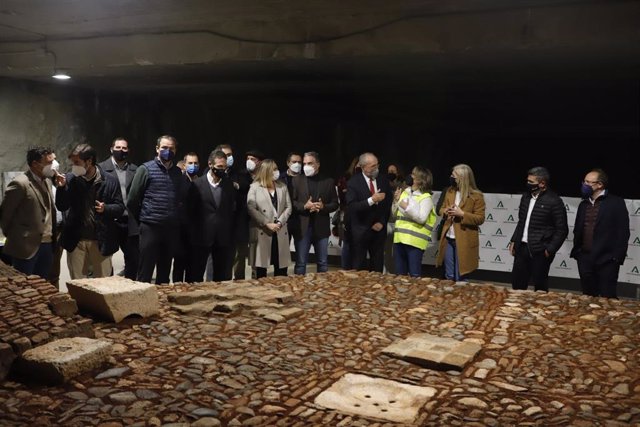 El consejero de Presidencia, Elías Bendodo, visita el futuro espacio expositivo de los restos arqueológicos de las obras del Metro, a 22 de enero de 2022 en Málaga (Andalucía, España)