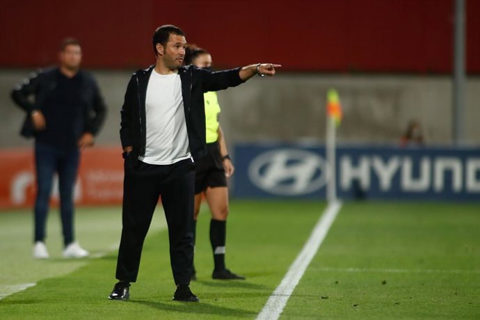 Archivo - Oscar Fernandez, coach of Atletico de Madrid, gestures during the spanish women league, Primera Iberdrola, football match played between Atletico de Madrid and Alaves Gloriosas at Centro Deportivo Wanda Alcala de Henares on Septenber 29, 2021,