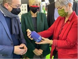 La consellera de Justicia, Lourdes Ciuró, en una visita a la feria del aceite en Les Borges Blanques (Lleida)