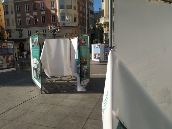 Imagen de la exposición de la Universidad de Córdoba en la Plaza de las Tendillas tras un acto vandálico.