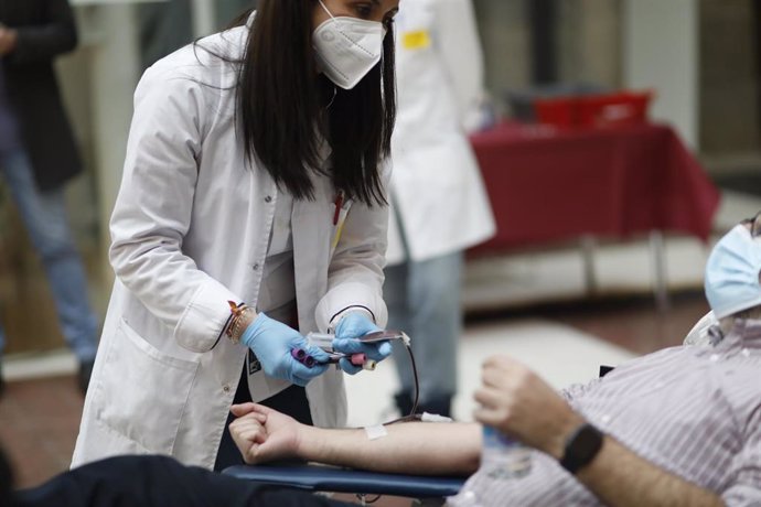 Una sanitaria extrae sangre a un donante.
