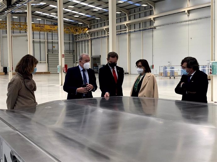 El delegado del Gobierno en Galicia, José Miñones, en las instalaciones de Delta Vigo en Nigrán (Pontevedra)