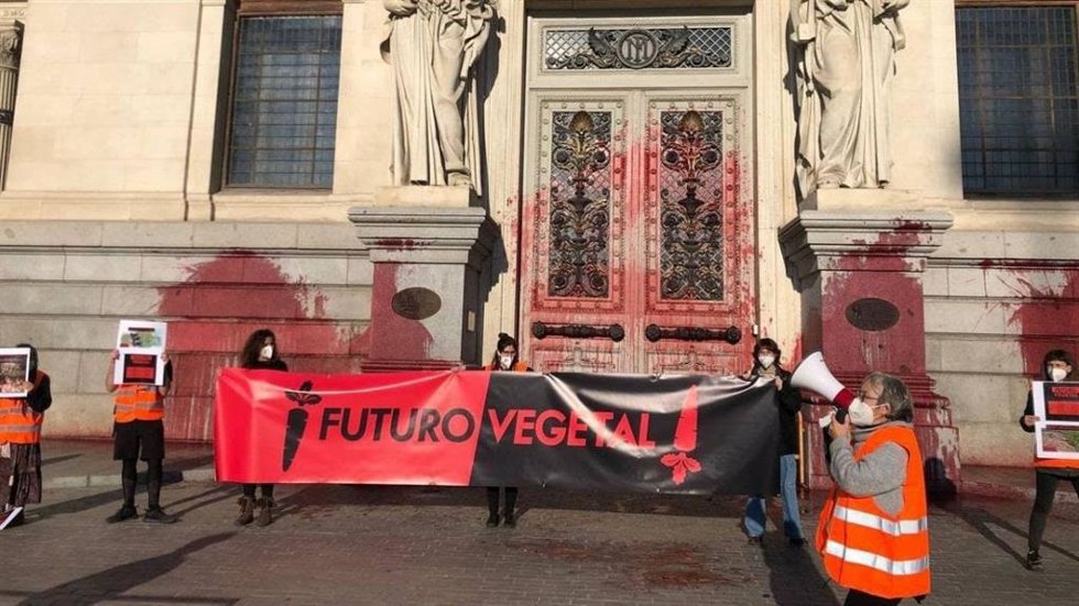 Activistas arrojan pintura a la fachada del Ministerio de Agricultura para exigir el cese de subsidios a la ganadería
