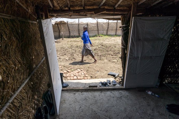 Archivo - 24 August 2021, Sudan, Gedaref: A student walks through the Tuneidba Refugee Camp. Several people of the Tigrayans ethnic group fled the Tigray Region in Ethiopia during recent fighting and lives at the camp with 20,000 people. Photo: Gregg Br