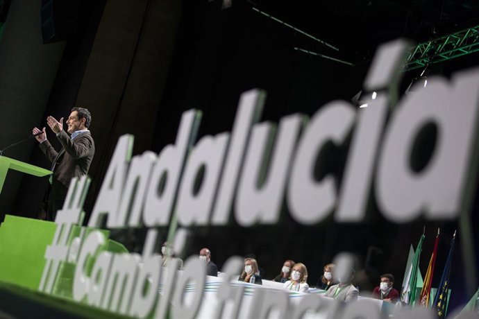 Archivo - El presidente de la Junta de Andalucía y del PP-A, Juanma Moreno, durante su intervención en el XVI Congreso Autonómico del PP Andaluz en Granada (Foto de archivo).