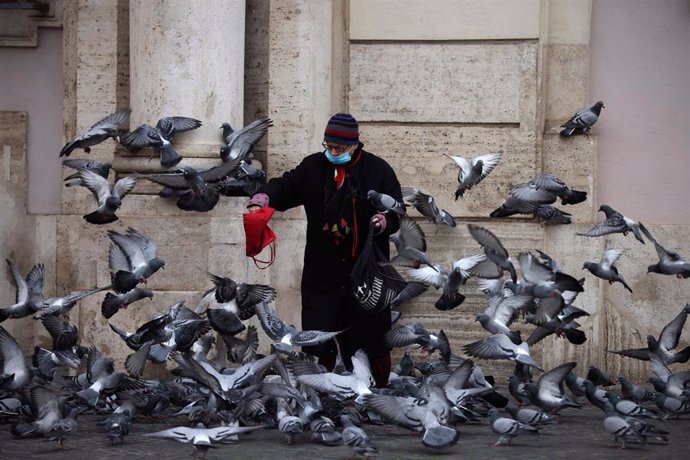 Archivo - Una mujer con mascarilla en la plaza Navona de Roma, en Italia